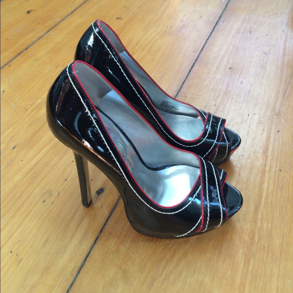 Patent leather black pumps