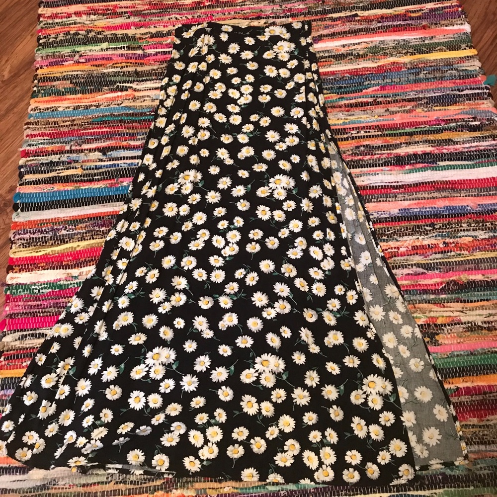 Forever 21 daisy maxi skirt