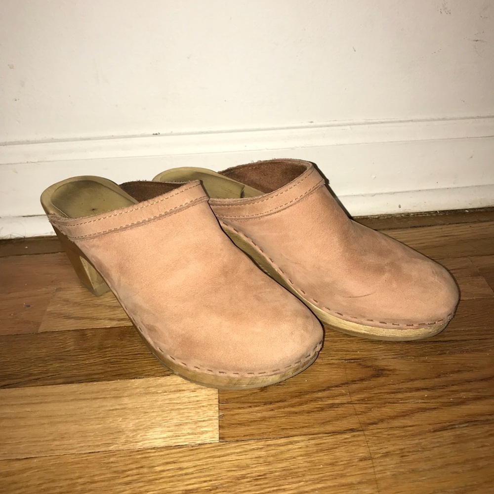 No. 6 clogs in good condition, size 39 (8.5-9)