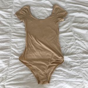 Short sleeve scoop neck bodysuit