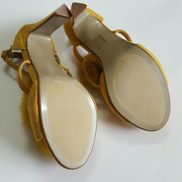 ⬇$45 NWB Cape Robbin Salia Mustard PomPom Heels - Picture 6 of 8