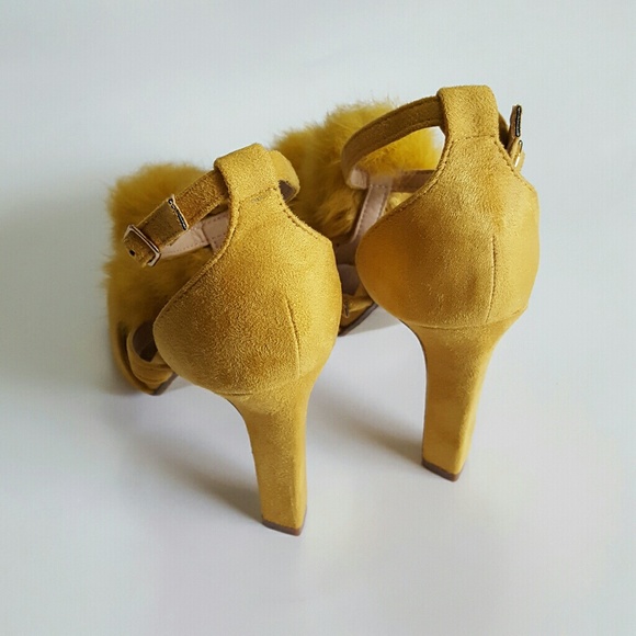 ⬇$45 NWB Cape Robbin Salia Mustard PomPom Heels - Picture 8 of 8