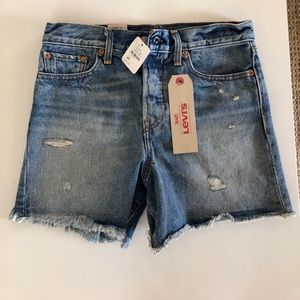 Cut off Levi shorts