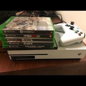 Xbox 1s With Wireless controllers & Games