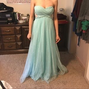 Beautiful gown-perfect for winter formal or prom