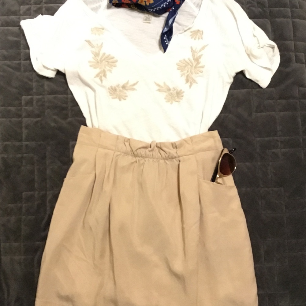 Tan Pleated Skirt Size Small 🦋🌷
