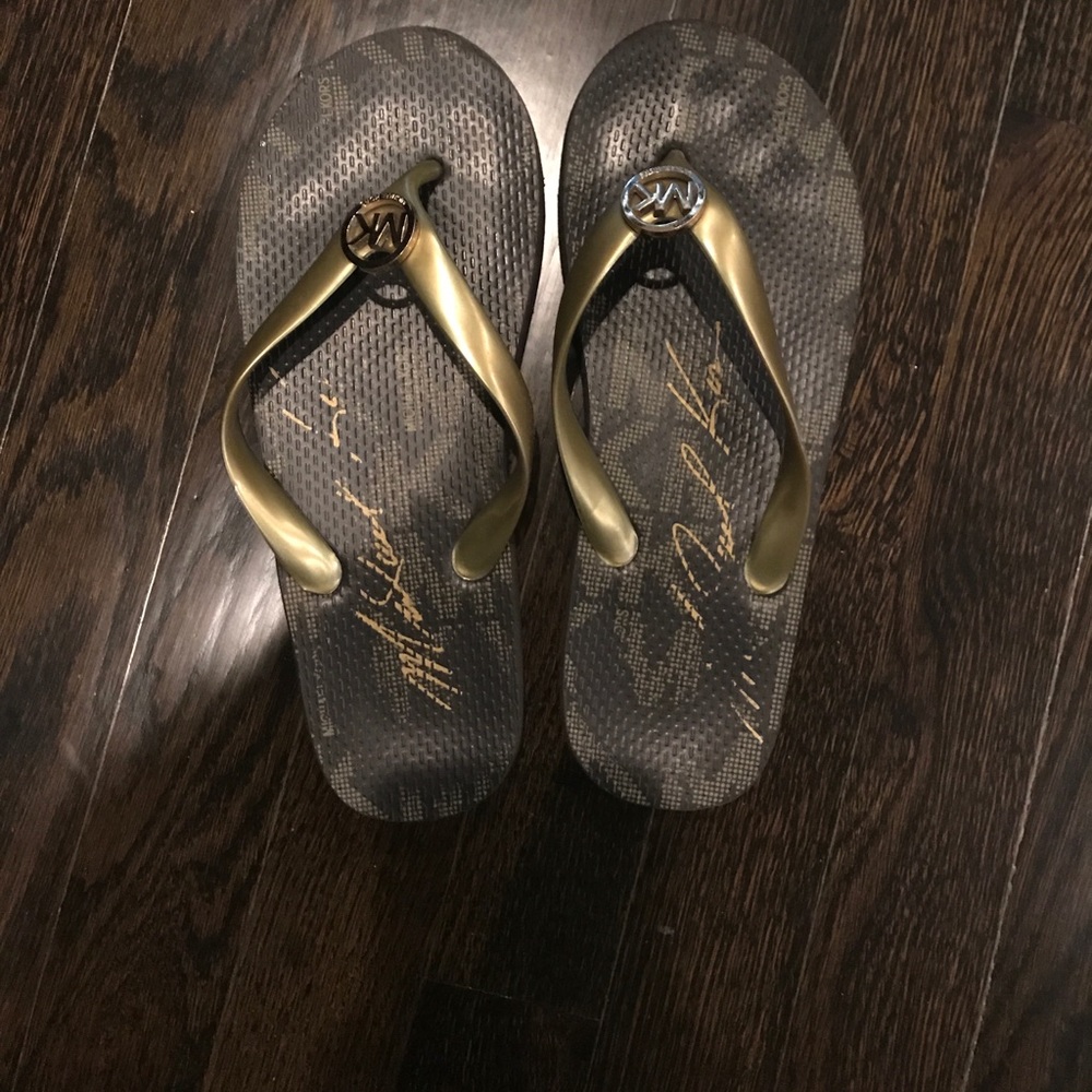 FLIP FLOPS