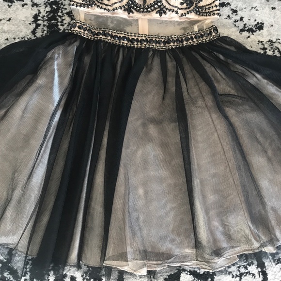 Black and nude color dress by Cinderella. - Picture 4 of 9