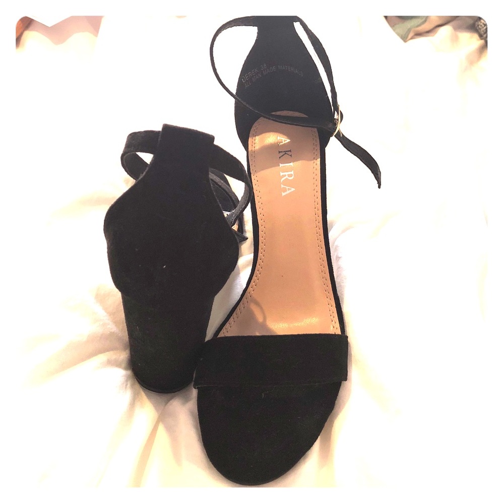Akira black heals Sz 8! NEVER WORN.