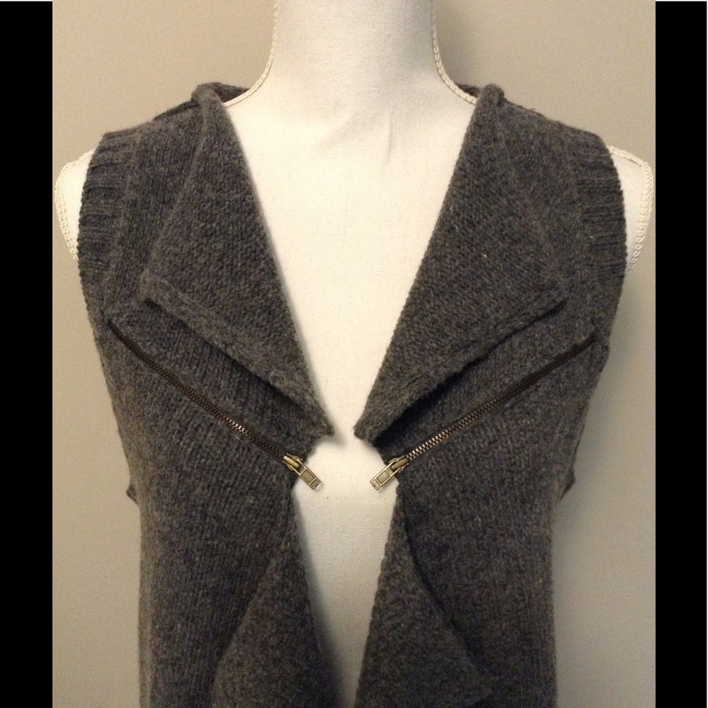 Sweater vest with zipper detail