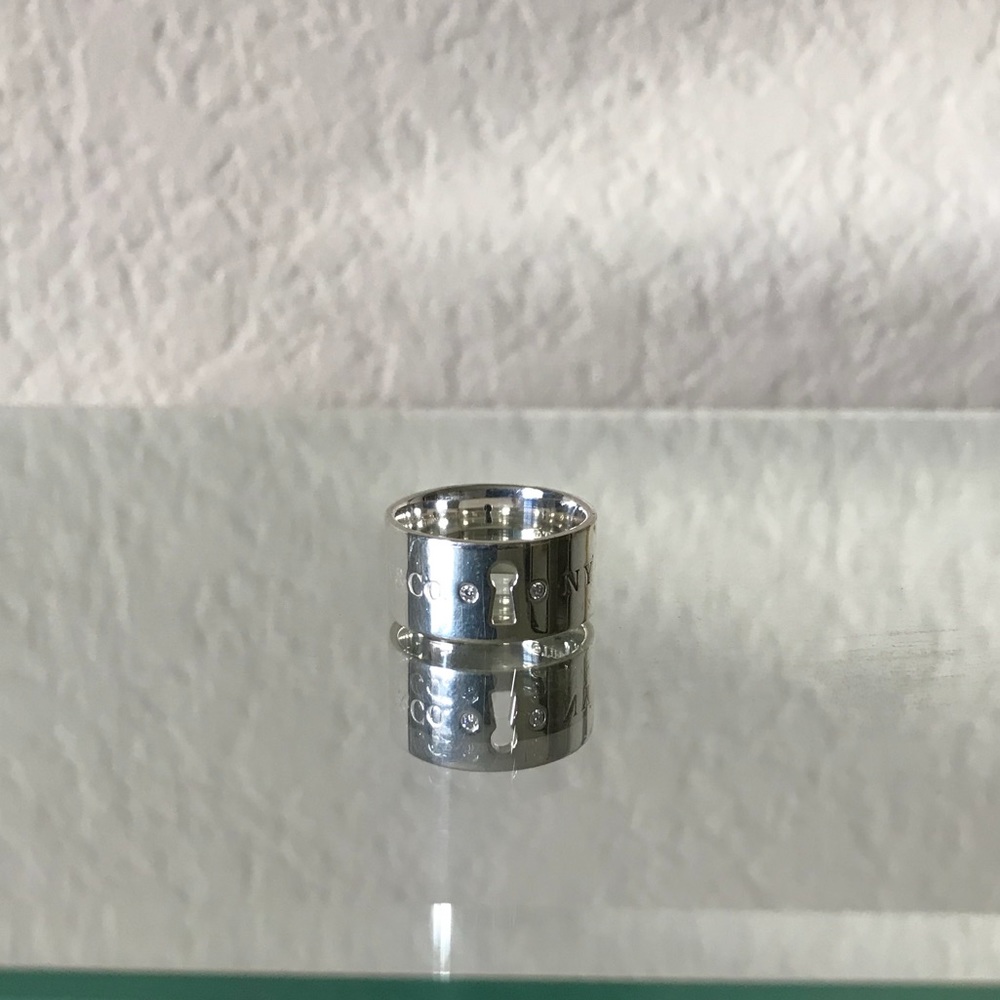 Tiffany and Co: Locket Ring - Picture 2 of 5
