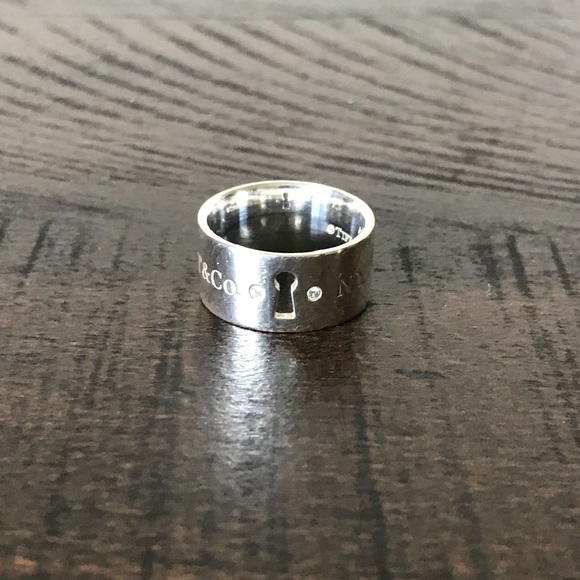 Tiffany and Co: Locket Ring - Picture 4 of 5