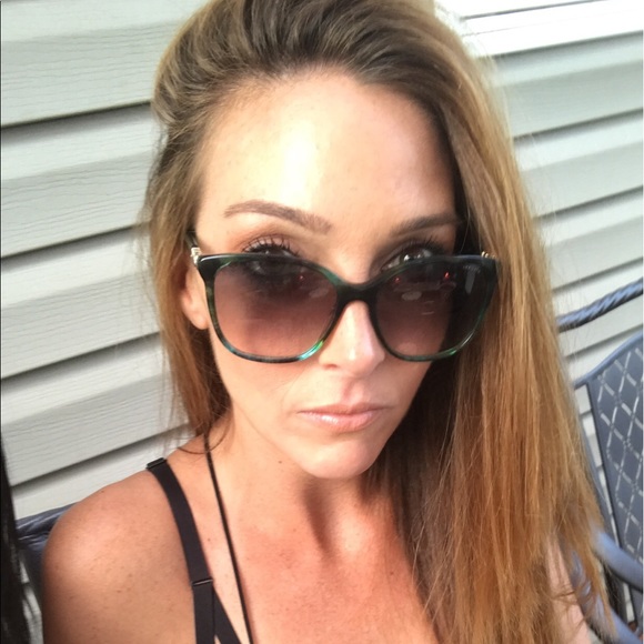 Meet your Posher, Jeanne - Picture 2 of 2