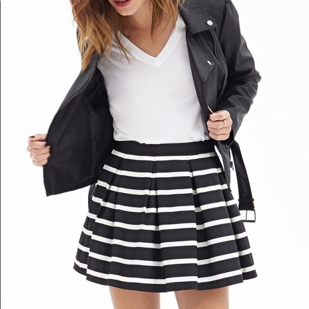 Lovely striped pleated mini skirt!