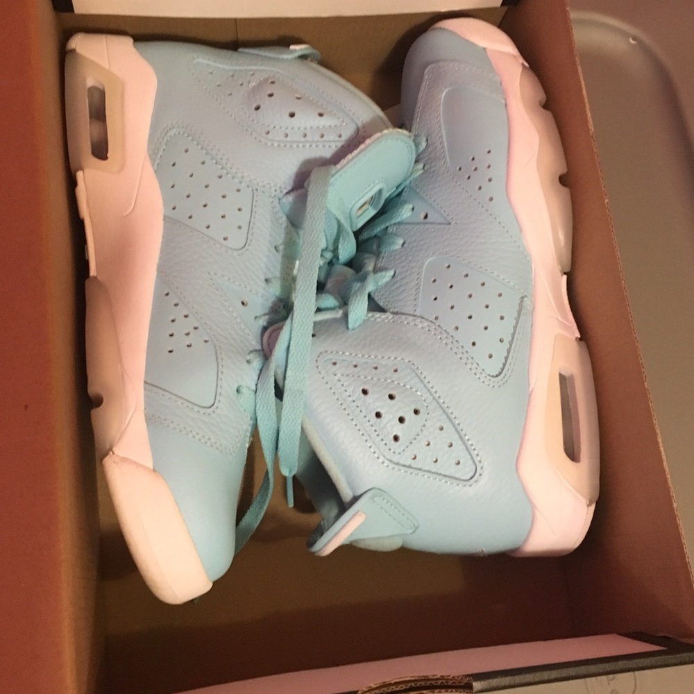 LIKE NEW Retro Jordan 6 Blue Sneakers