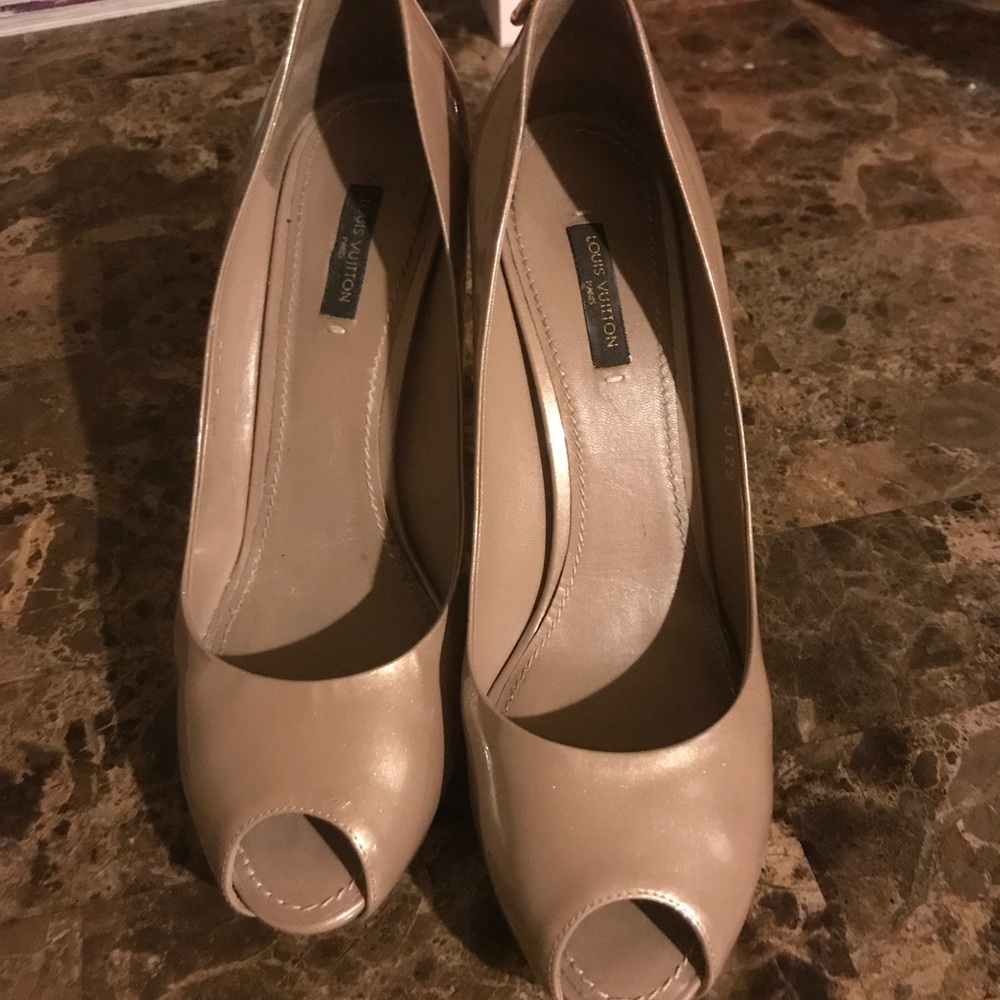 Gold/nude leather Luis Vuitton pumps