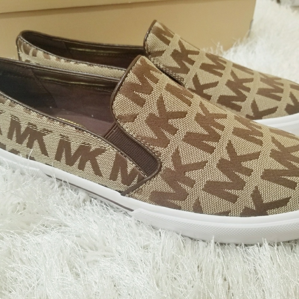 🚫SOLD🚫MICHAEL KORS KEATON SIGNATURE Slip on Shoe - Picture 2 of 6