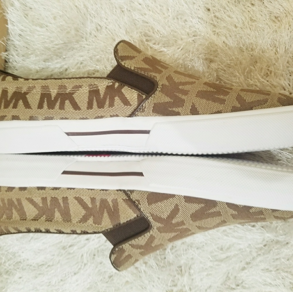 🚫SOLD🚫MICHAEL KORS KEATON SIGNATURE Slip on Shoe - Picture 3 of 6