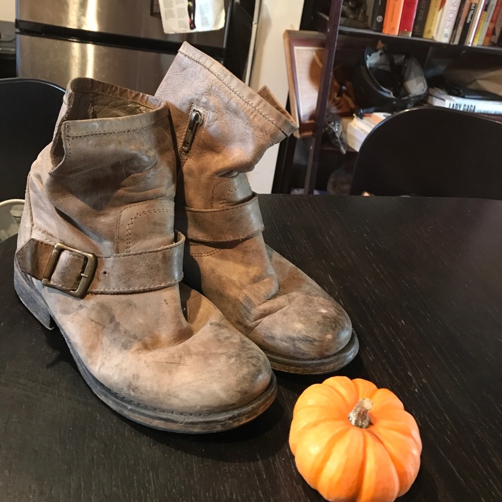 Steve Madden buckle tan ankle boots, size 51/2