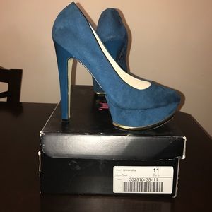 Platform heel worn twice. Great condition