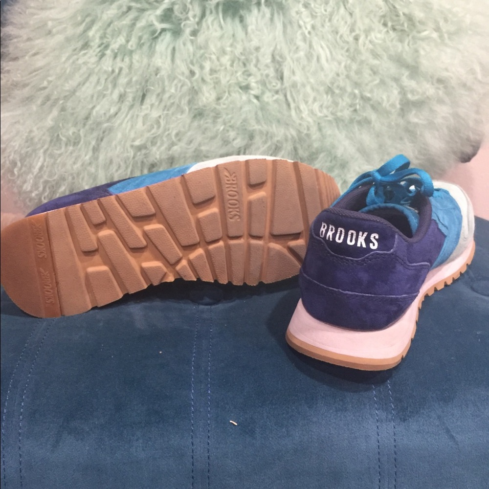 Retro athletic shoes