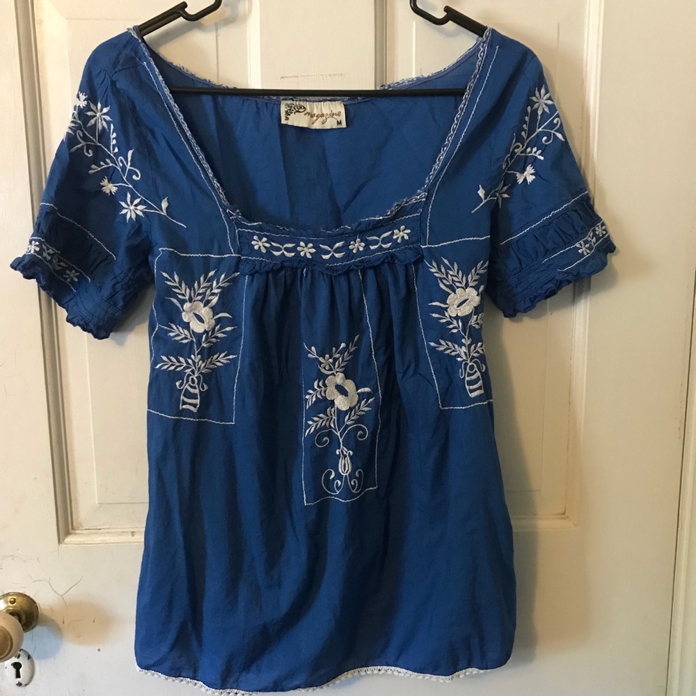 Blue and white embroidered peasant top 💙