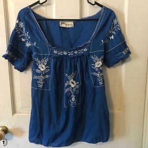 Blue and white embroidered peasant top 💙