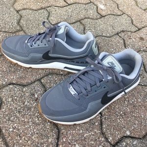 MAKE AN OFFER!! NIKE AIR MAX. Great condition.