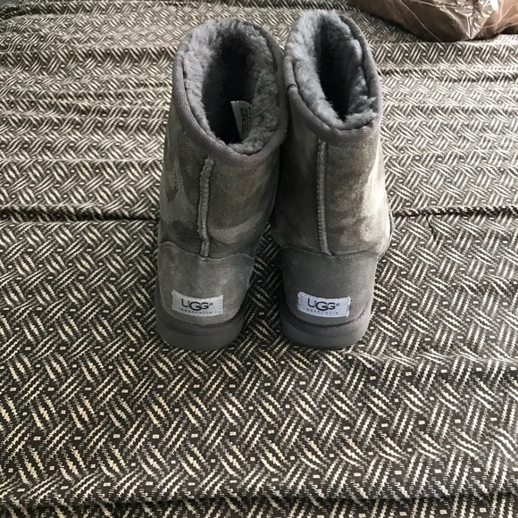 UGGS - Picture 2 of 3