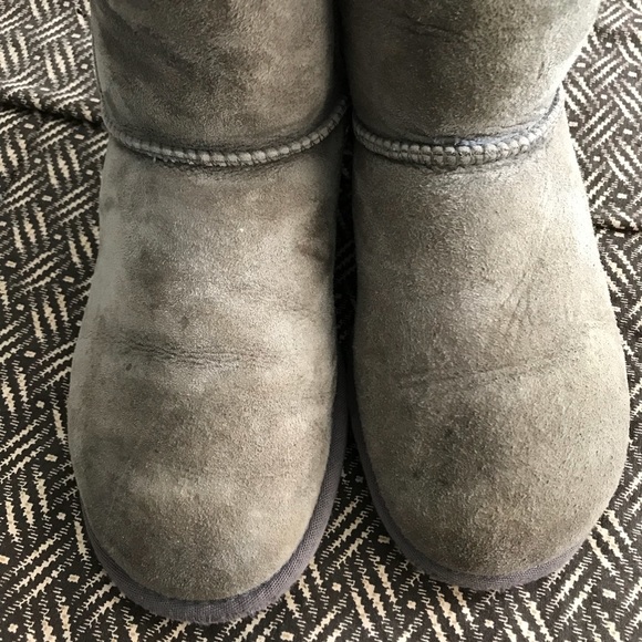 UGGS - Picture 3 of 3