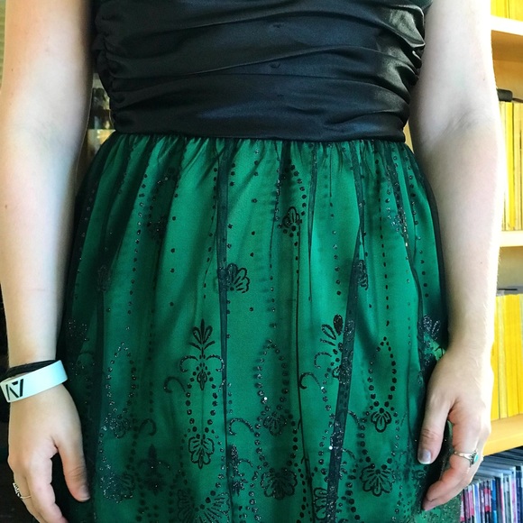 Formal Dress - Picture 4 of 7