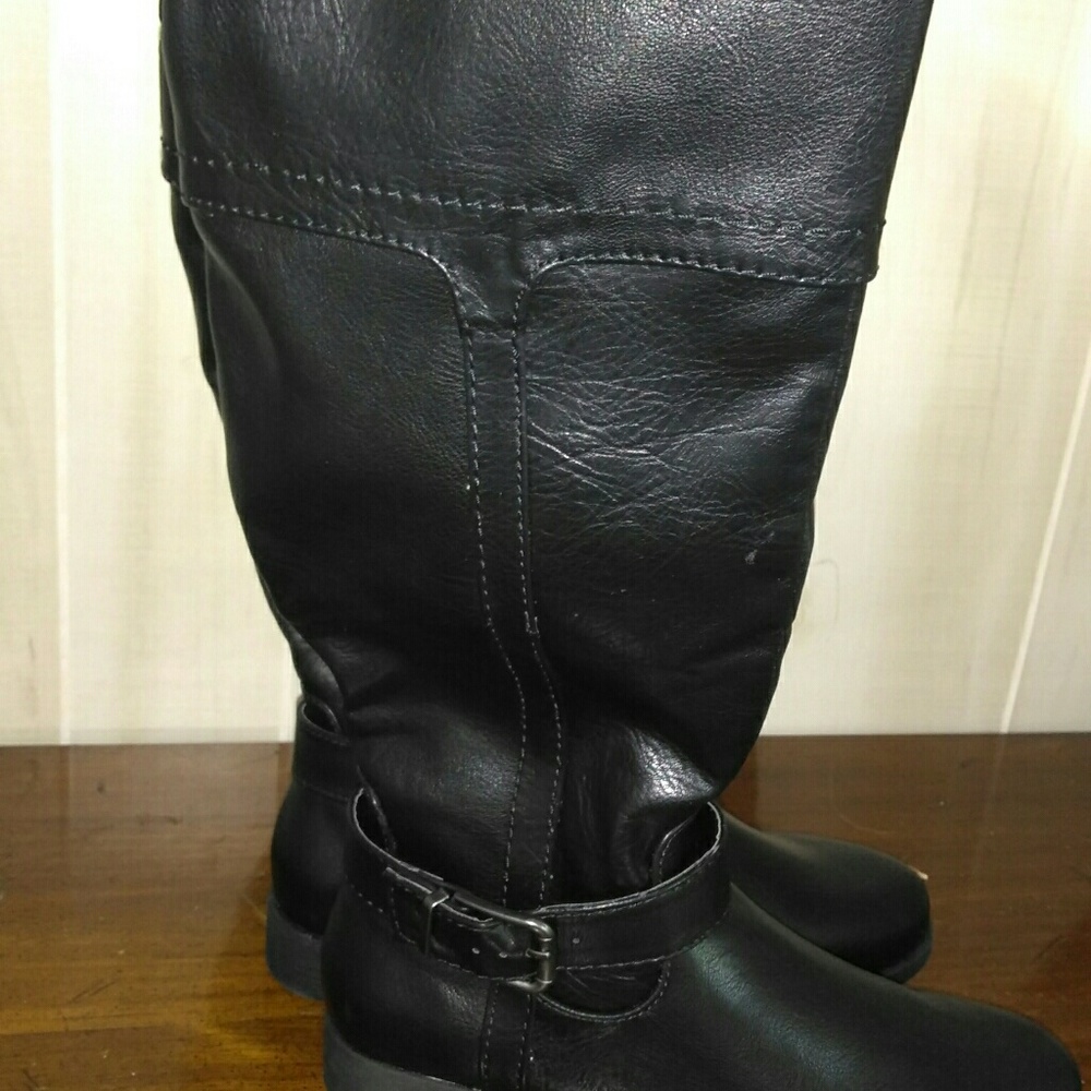 Black knee boots