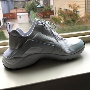 Nike white huaraches blue details