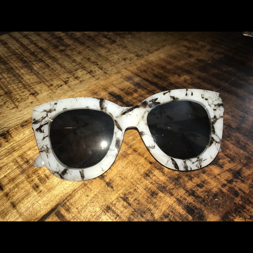 Quay Sunglasses Oversized Marble