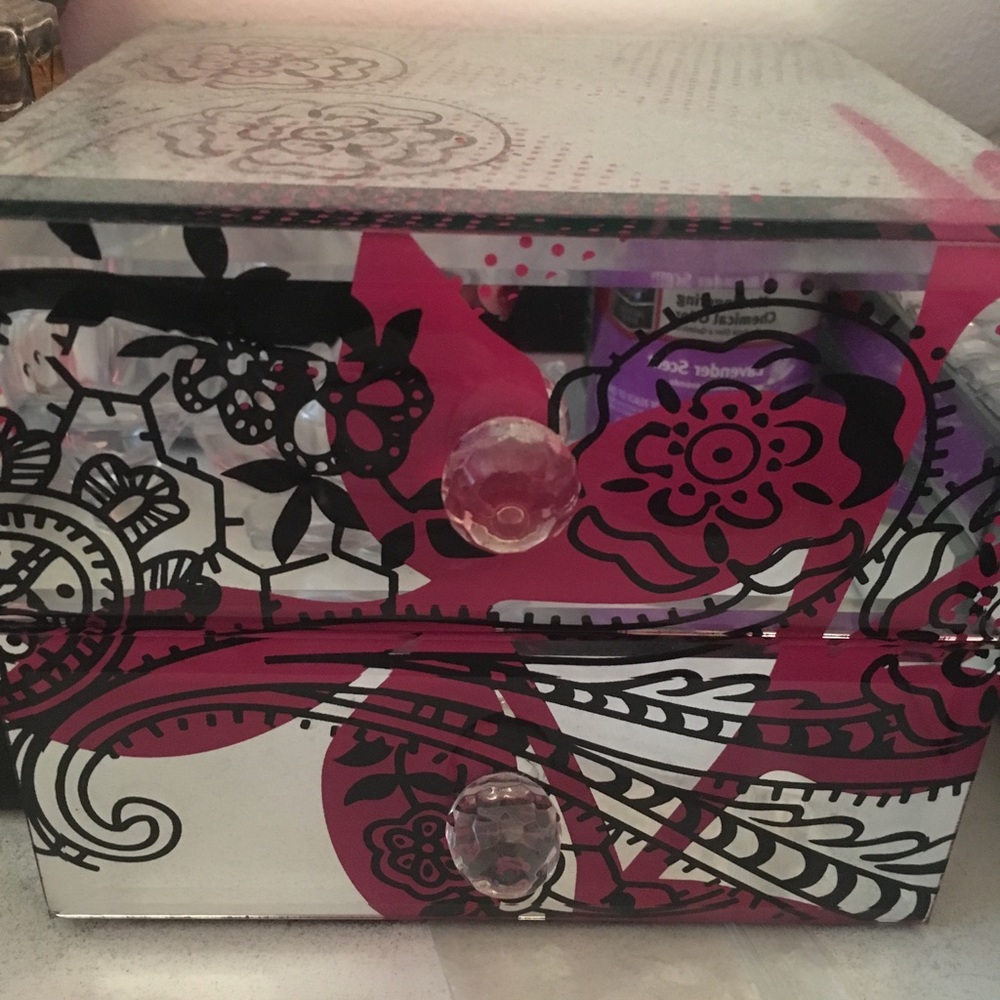 Mirrored drawers, perfect condition.