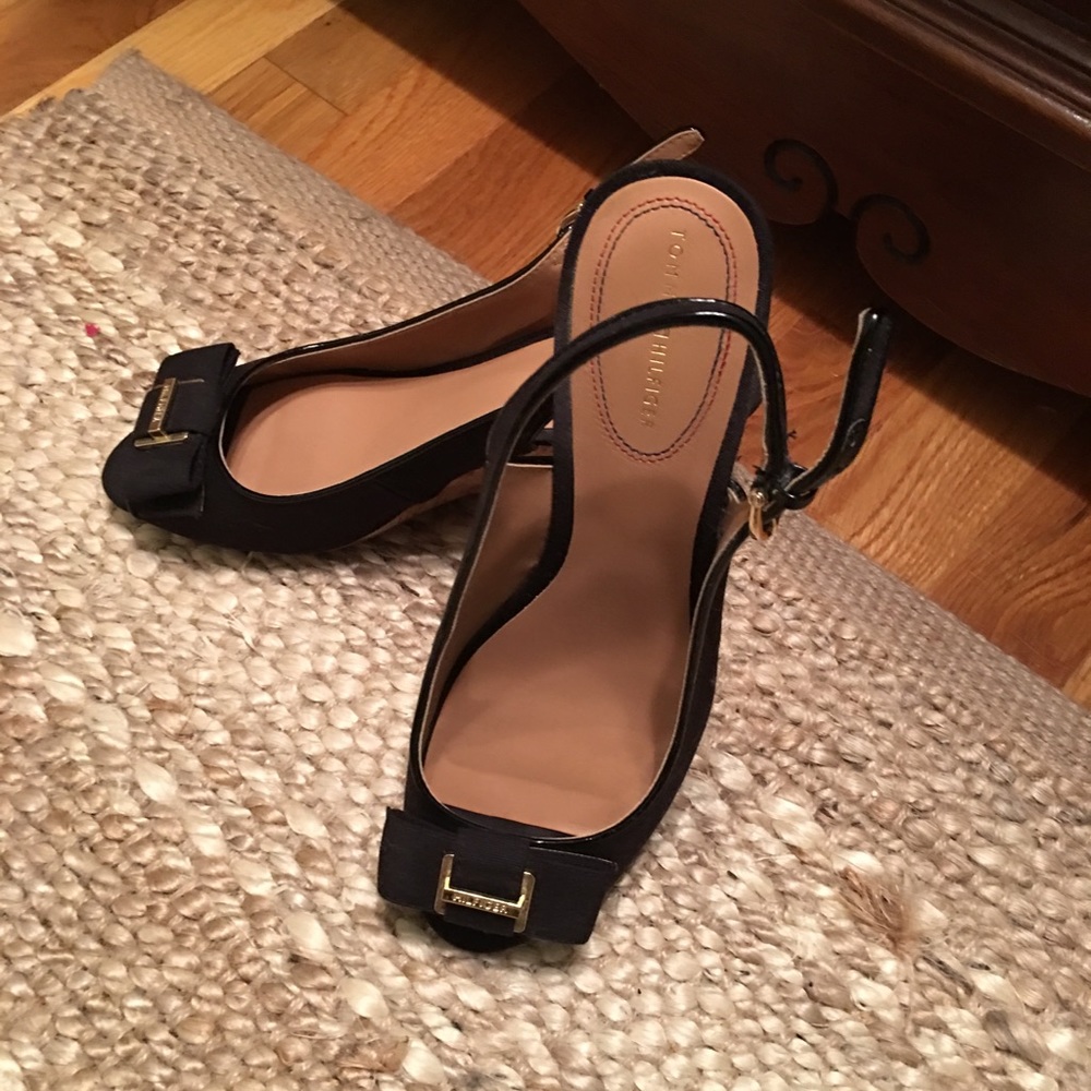 👠🥀Tommy Hilfilger Black peep toe wedges