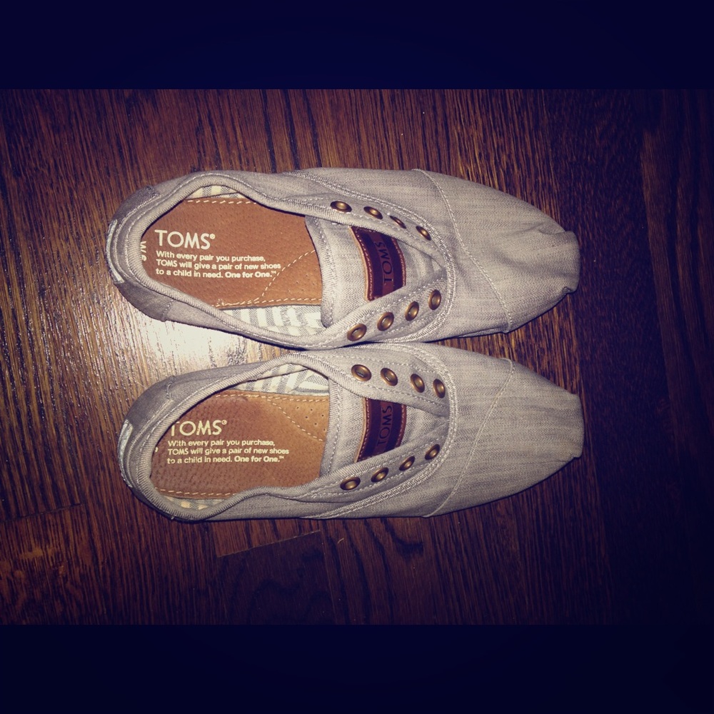 TOMS gray discontinued Cordones shoes.