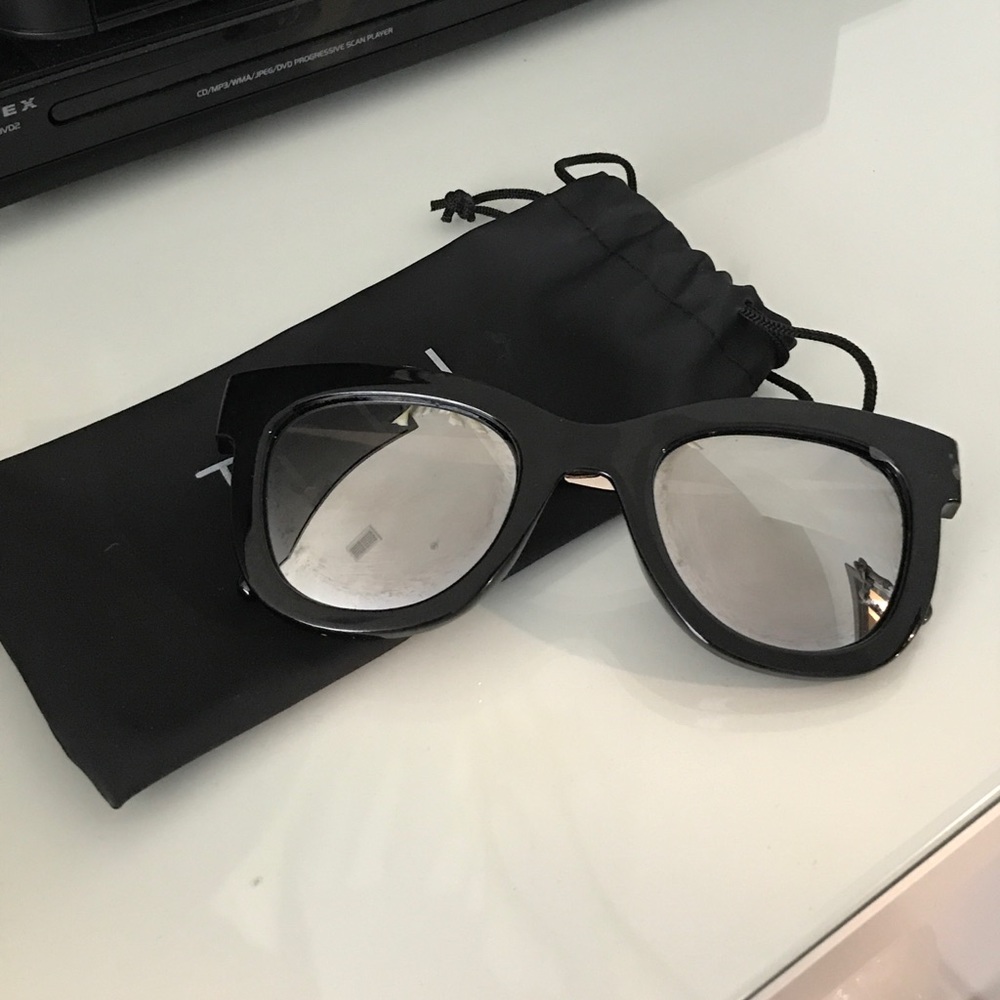 Reflective lens black sunglasses