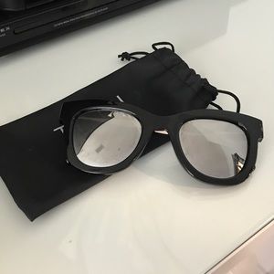Reflective lens black sunglasses