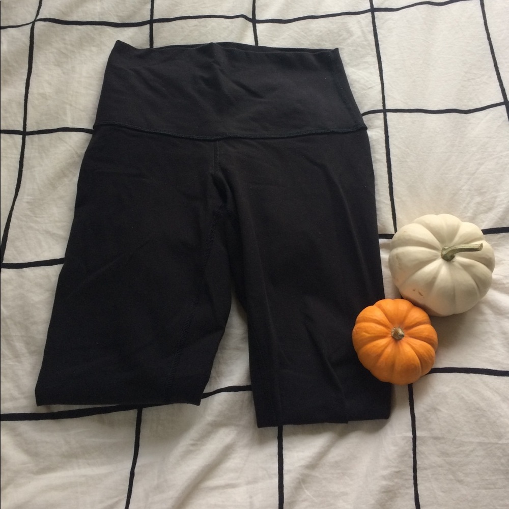 Black Wonder Under lululemon leggings