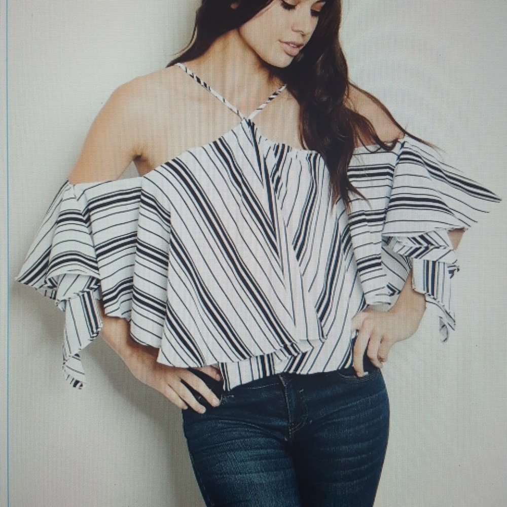 BLACK AND WHITE STRIPE TOP