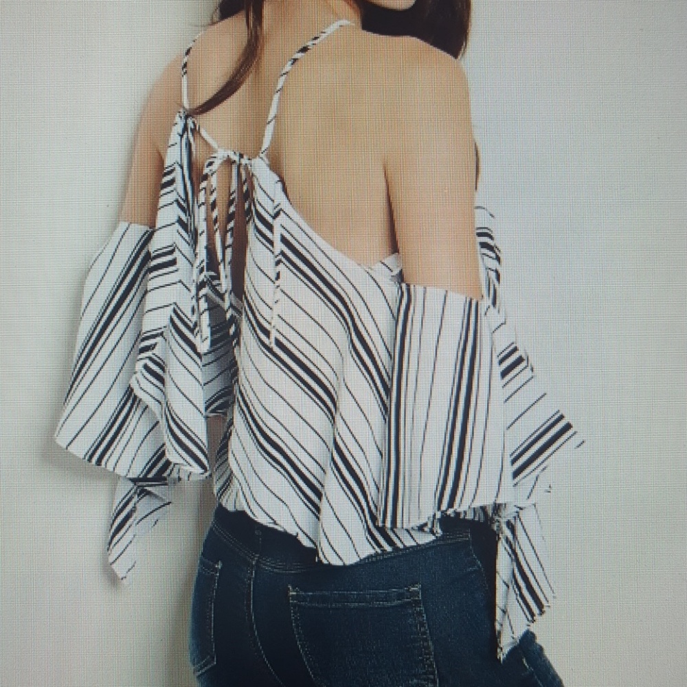 BLACK AND WHITE STRIPE TOP