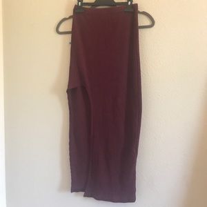 Ribbed midi skirt.