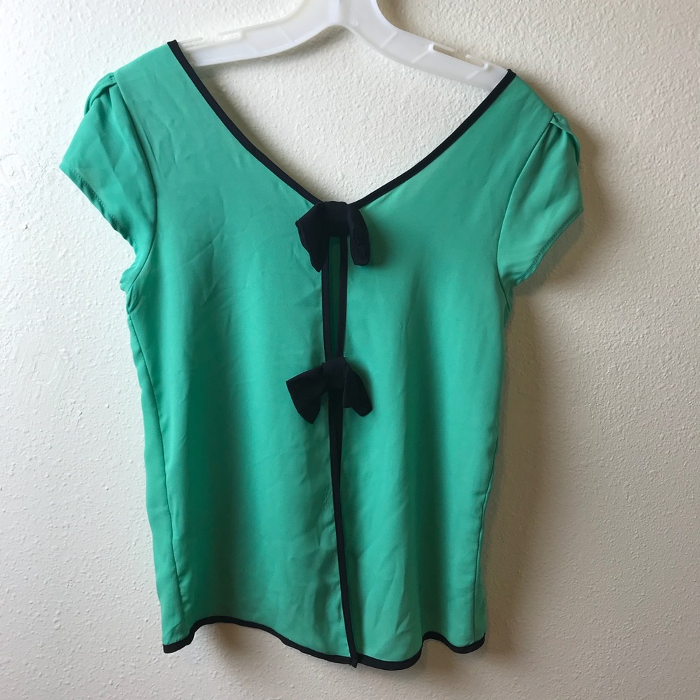 Cute shirt with bows on the back