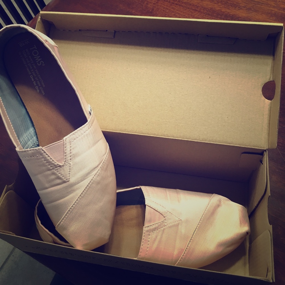 Size 10 pink petal gloss Toms