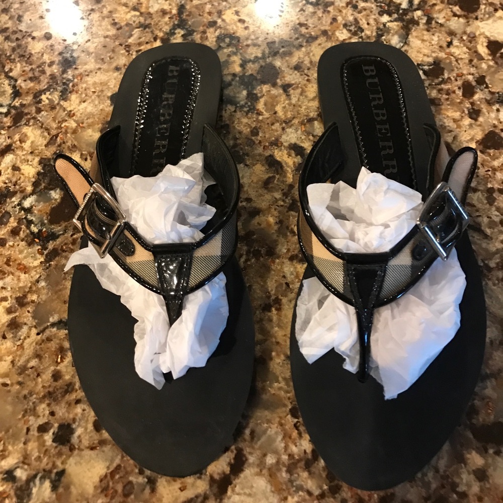Burberry size 9 flip flops!! In good condition!!