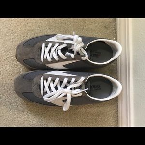 Brooks Vanguard tennis shoe