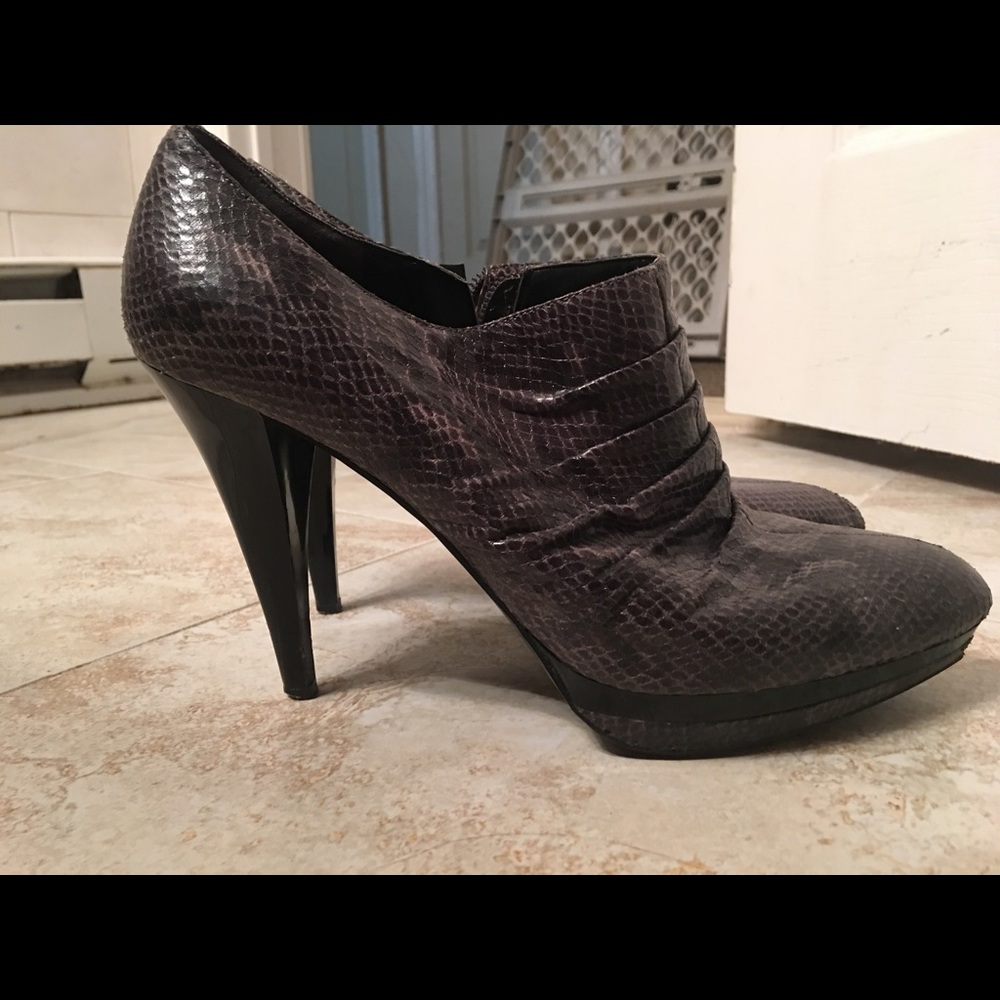 Nine West Bootie Heels Size 10 in Grey Snake Print