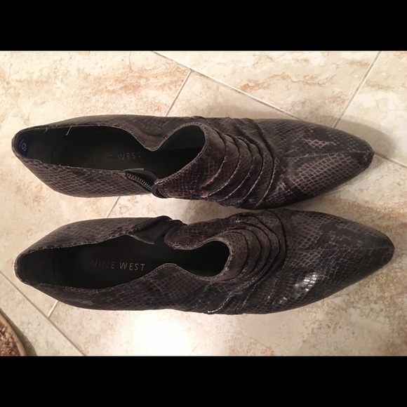 Nine West Bootie Heels Size 10 in Grey Snake Print - Picture 2 of 2