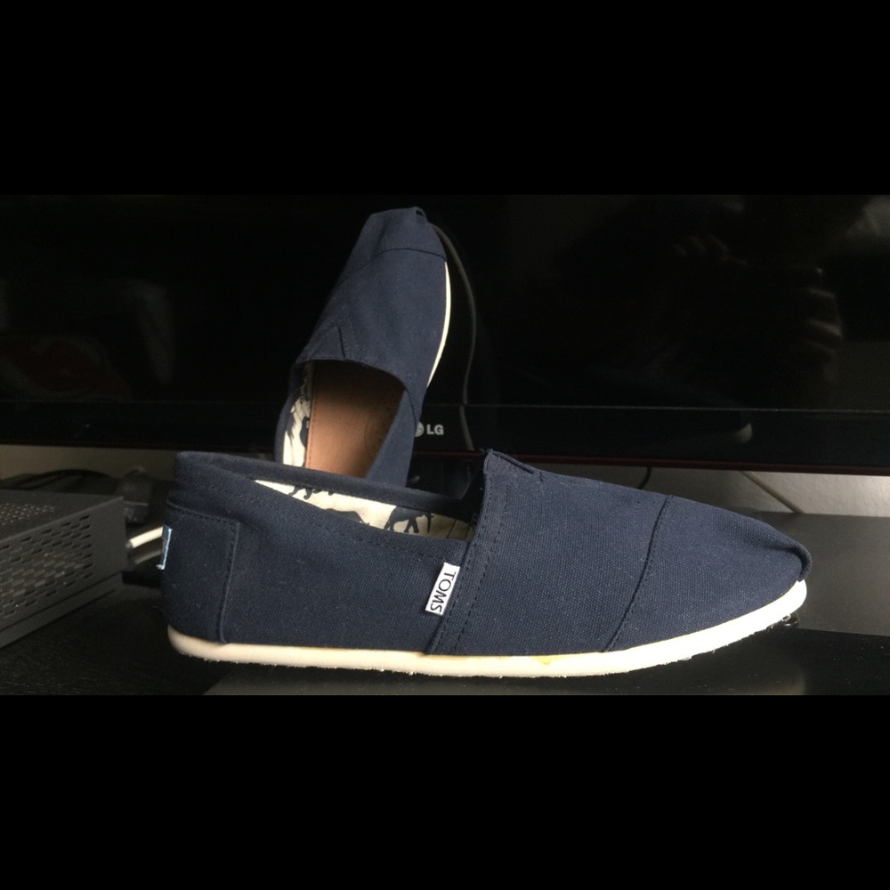 TOMS men’s navy classics (never worn)